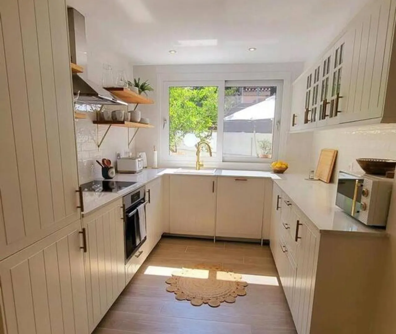 Beautiful House In The City 아르고스톨리온